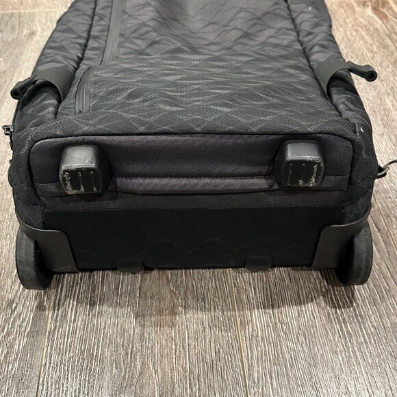 Victorinox Rolling Suitcase – Hard to Find – Retails $500 - Picture 4 of 9